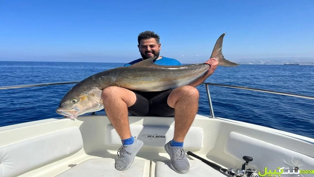  تزن 47 كلغ.. الصياد اللبناني جواد مرتضى يصطاد سمكة &quot;الانتياس - جرو&quot; من الحجم الكبير في بحر الزهراني!