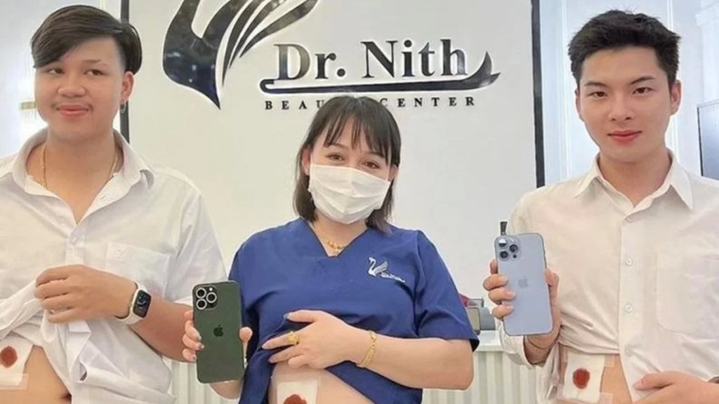 "استغنوا عن كِلاهم لشراء iPhone 14s" صورة دعائية لمركز التجميل في تايلاند تثير الجدل: أمر غير أخلاقي