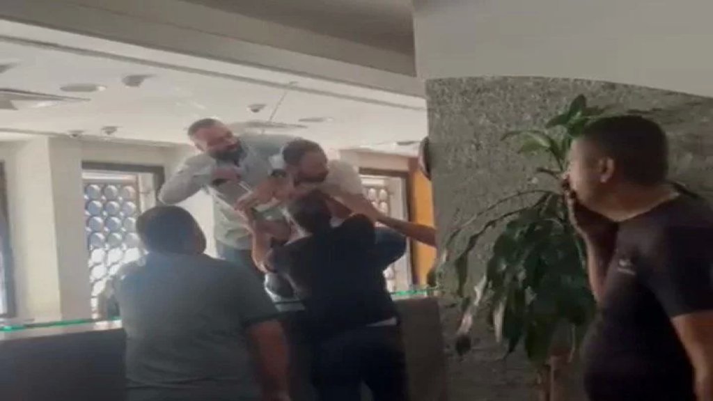 فيديو متداول من داخل بنك "لبنان والمهجر" في طريق الجديدة... المودع الذي اقتحم البنك يطالب بوديعته: مصرياتي بدي ياهن