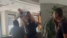 فيديو متداول من داخل بنك "لبنان والمهجر" في طريق الجديدة... المودع الذي اقتحم البنك يطالب بوديعته: مصرياتي بدي ياهن