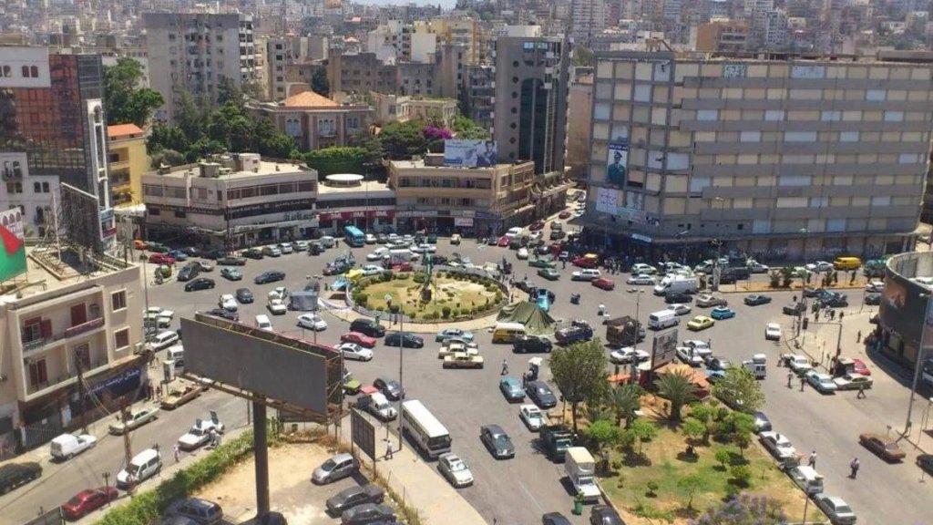 لليوم الثالث على التوالي.. سيدة تقطع الطريق في طرابلس احتجاجًا على توقيف الناشط عبد الرحمن زكريا الملقّب بـ"جون سينا"