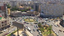 لليوم الثالث على التوالي.. سيدة تقطع الطريق في طرابلس احتجاجًا على توقيف الناشط عبد الرحمن زكريا الملقّب بـ"جون سينا"