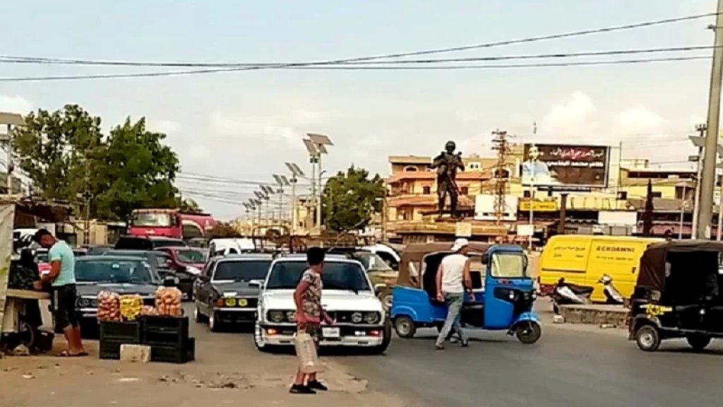 محتجون يقفلون طريق ببنين العبدة مطالبين بإطلاق الناشطين زكريا ورستم