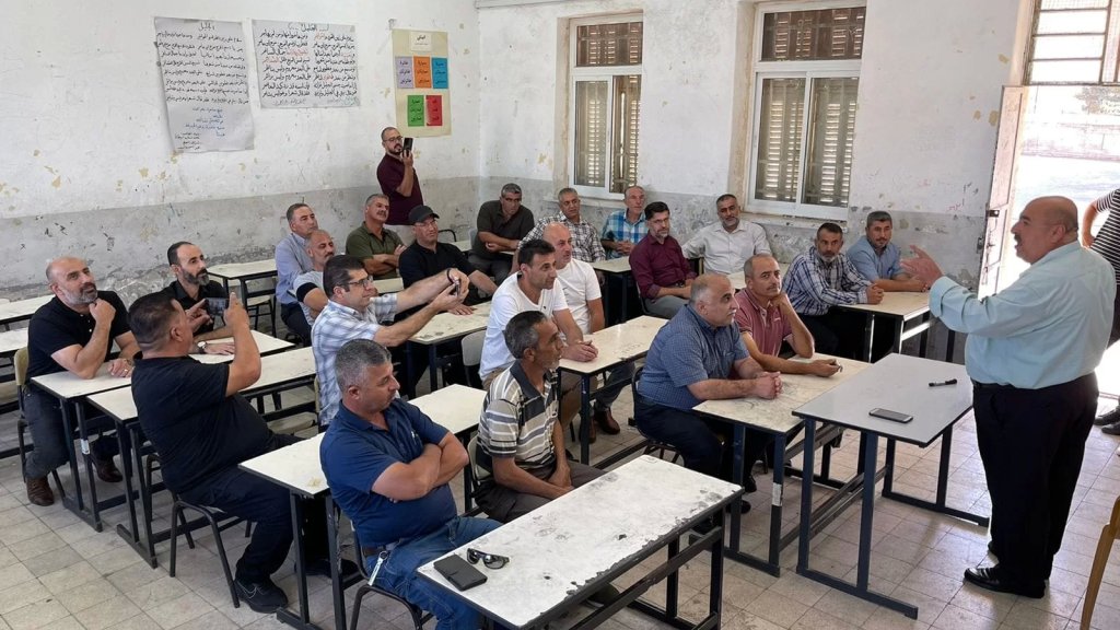 فلسطينيون عادوا إلى مقاعدهم المدرسية نفسها وهم بعمر الـ 50 لتكريم معلمهم.. خرّج الجد والإبن والحفيد!