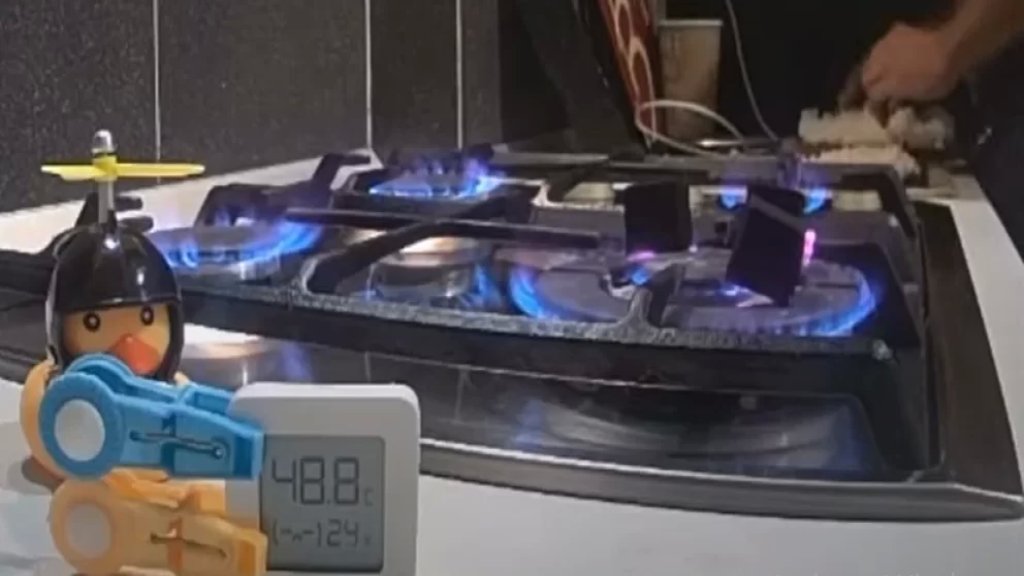 بالفيديو/ لإغاظة الأوروبيين.. شاب روسي يبدأ بث مباشر على الإنترنت لغاز طهي مشتعل على مدار الساعة من مطبخ منزله!