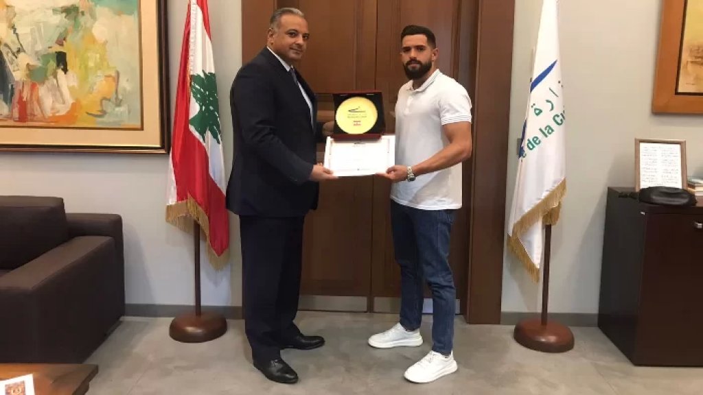 وزير الثقافة سلم الشاب وسام عبود درعًا تقديرًا لانسحابه من مواجهة لاعبي اسرائيلي في نهائيات بطولة العالم "THAI BOXING&rdquo;في تايلاند