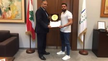 وزير الثقافة سلم الشاب وسام عبود درعًا تقديرًا لانسحابه من مواجهة لاعبي اسرائيلي في نهائيات بطولة العالم "THAI BOXING&rdquo;في تايلاند