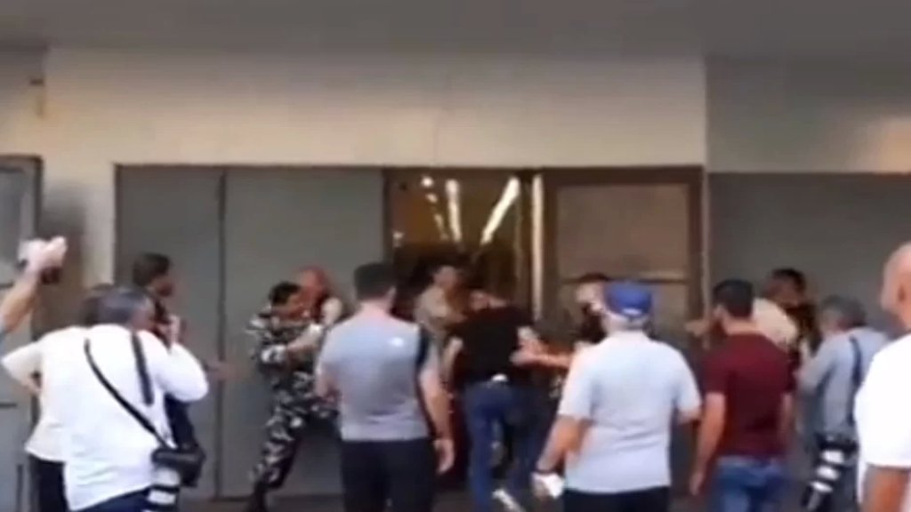 بالفيديو/ إشكال أمام "بلوم بنك" في صيدا... "عم بتذلونا"