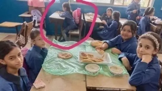 صورة تثير الغضب في الأردن تظهر تلميذة تجلس وحيدة بينما تتشارك زميلاتها الإفطار.. والمعلمة توضح! 