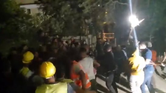 بالفيديو/ إشكال كبير وقع الليلة بين الأهالي والعمال عند نبع الطاسة بعد متابعة العمال العمل رغم صدور قرار قضائي بوقفه
