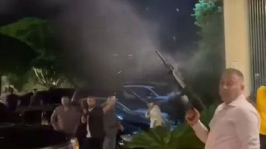بالفيديو/ كان قد انتشر فيديو له قبل سنوات يهاجم فيه مطلقي النار... النائب السابق عثمان علم الدين يطلق النار ابتهاجاً خلال حفل زفاف