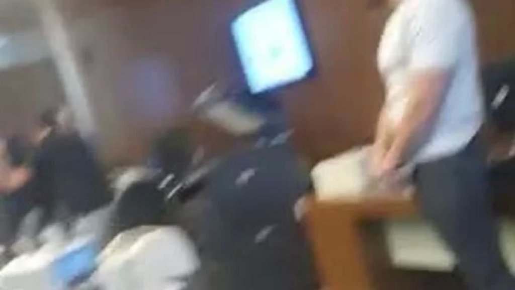 4 أشخاص اقتحموا بنك لبنان والمهجر وحصلوا على وديعتهم وهي 11 ألف دولار!