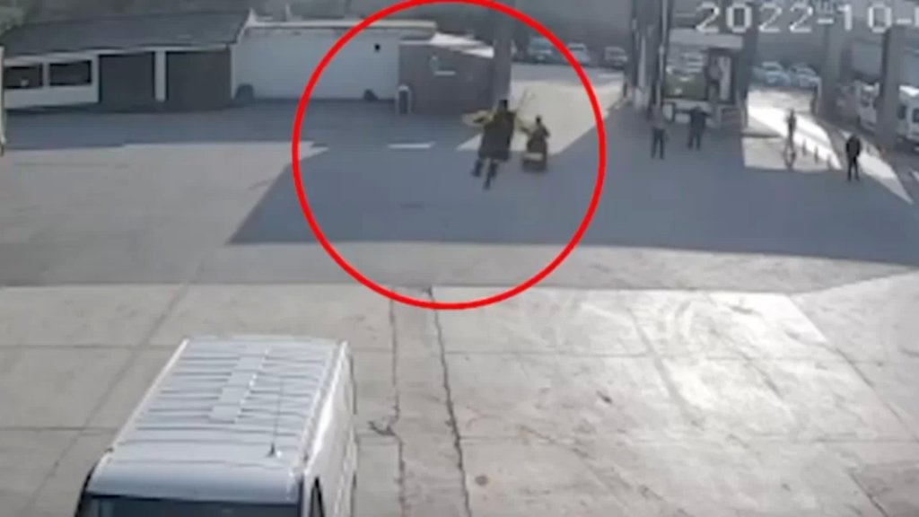 بالفيديو/ حتى لا يتأخر عن عمله.. موظف يهبط بالمظلة في حديقة المصنع الذي يعمل به في تركيا!