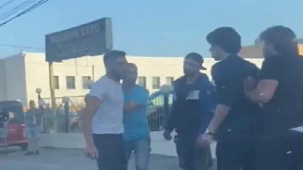  بين سائق دراجة وسائق "توك توك".. إشكال على طريق ضهر العين تخلله إطلاق نار واستخدام سكاكين وسقوط عدد من الجرحى!