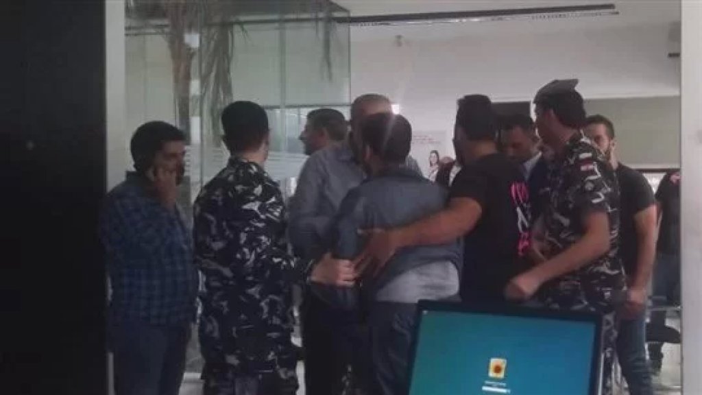 بعد تناوله 5 حبات من دواء الأعصاب.. نقل مقتحم بنك BLC في شتوره الموقوف في النظارة إلى طوارئ مستشفى البقاع!