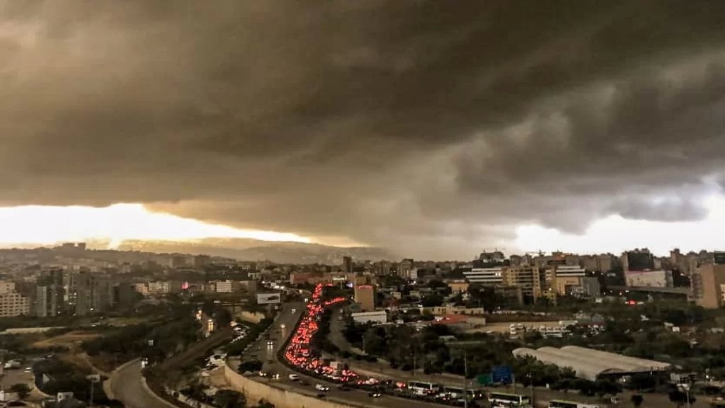 منخفض جوي قادم... طقس متقلّب وماطر حتى الأحد!