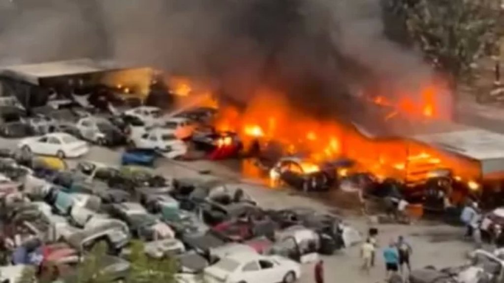 بالفيديو/ حريق ضخم امتد إلى مساحة خاصة لكسر السيارات في شوكين وعملت فرق الدفاع المدني على إخماده