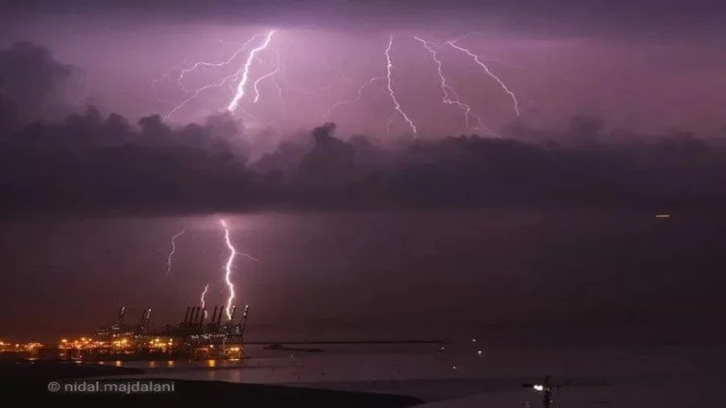  منخفض جوّي متمركز فوق الجزر اليونانية يتجه تدريجيًا نحونا... أمطار غزيرة احياناً مترافقة مع برق ورعد!
