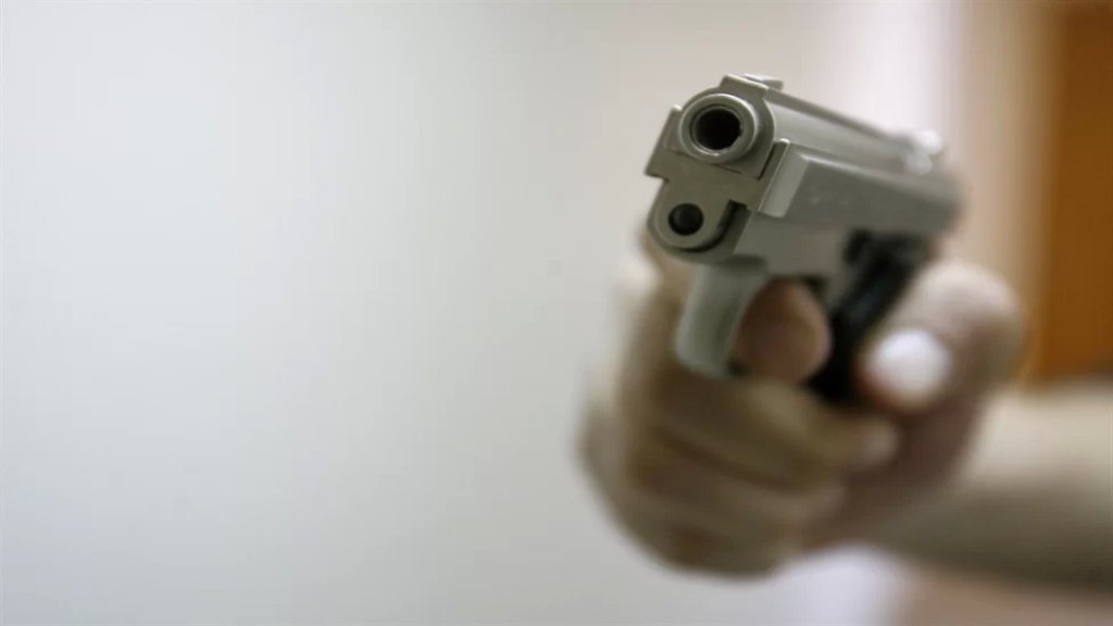 جريمة مروّعة في بلاط.. أطلق النار على زوجته فأرداها قتيلة أمام منزلهما!