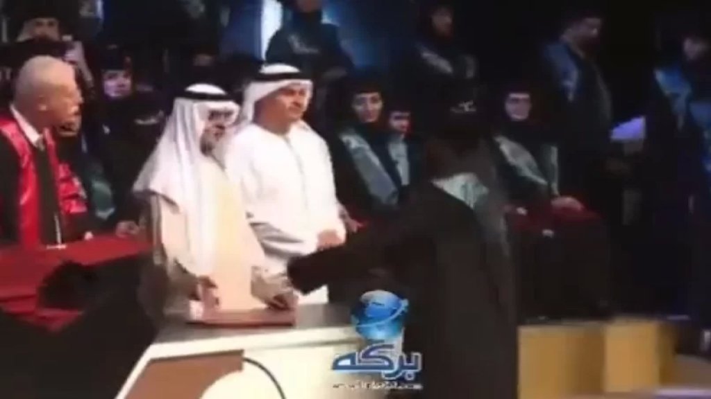 بالفيديو/ وزير التسامح الإماراتي يرمي بشهادة طالبة على الطاولة خلال حفل تخرّج بعد انزعاجه من طريقة احتفالها