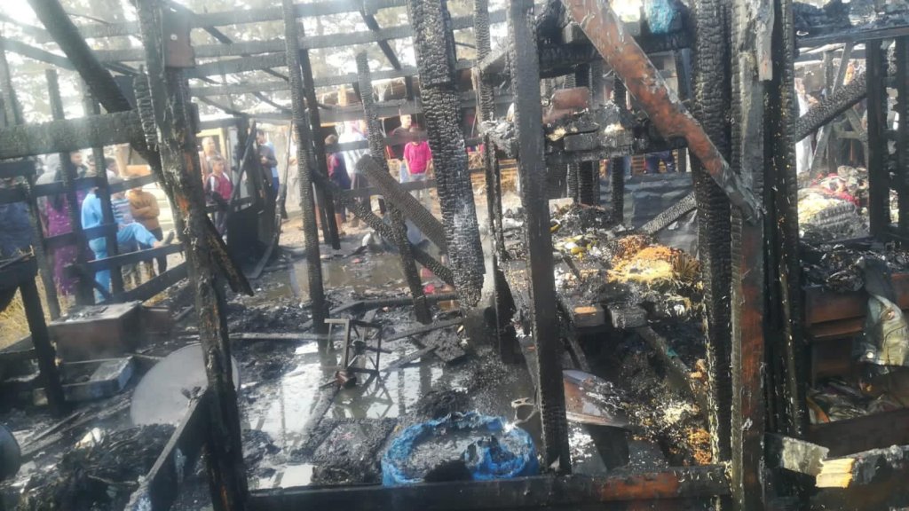 بالصور/ الدفاع المدني يخمد حريقاً اتى على 7 خيم داخل مخيم للنازحين السوريين في برالياس-البقاع