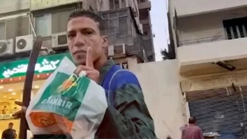 بالفيديو/ دفع ثمن وجبته ولم يكن يتسولها.. غضب في مصر بعد حادثة طرد عامل نظافة من مطعم!