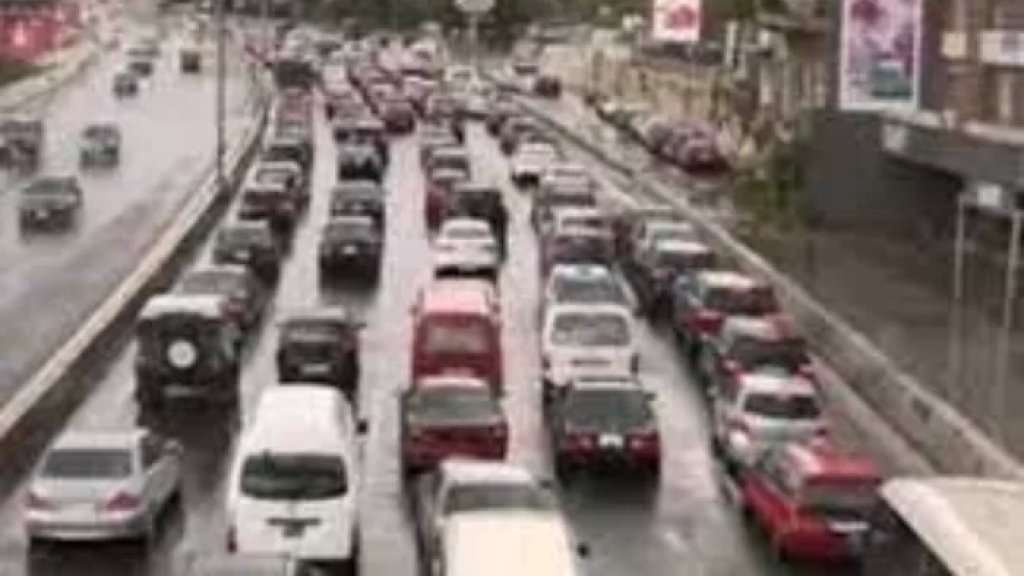 زحمة سير على طول الاوتوستراد الساحلي بسبب تجمع مياه الامطار