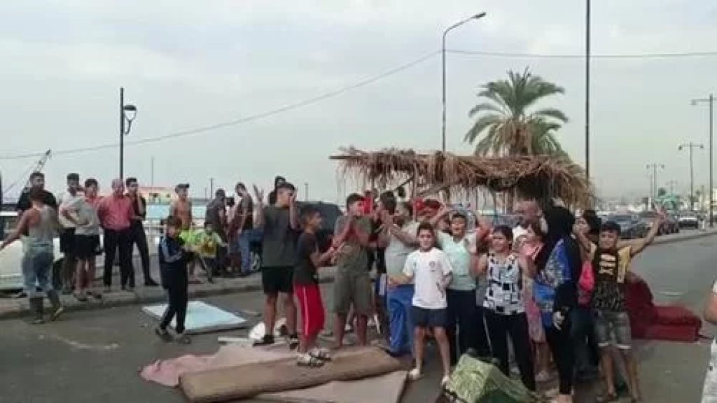 قطع الطريق عند الكورنيش البحري في صيدا احتجاجاً على انقطاع المياه: نضطر لأخذ أولادنا للاغتسال بمياه البحر!
