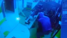 بالفيديو/ سرقة محل omt في العباسية في وضح النهار.. سرق المال بعد الإعتداء على الموظّفة  بالضرب!