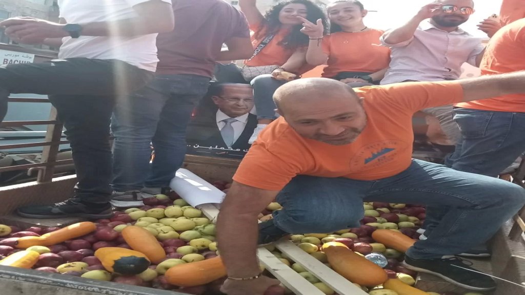 بالصورة/ مناصرو التيار الوطني الحر يوزّعون التّفاح على المارّين على أوتستراد نهر الموت