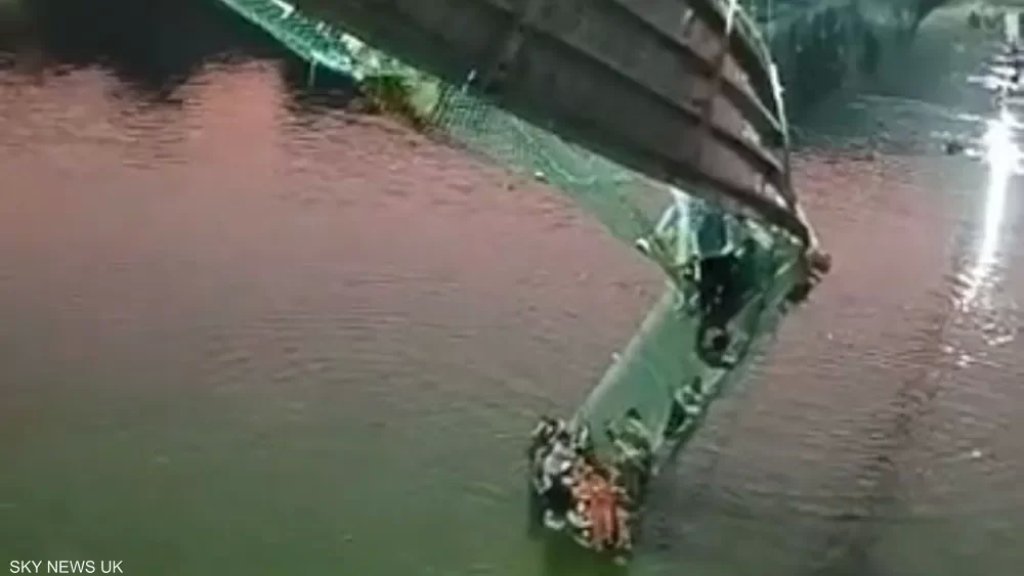 بالفيديو/ انهيار جسر معلق غربي الهند.. وسقوط المئات في النهر!