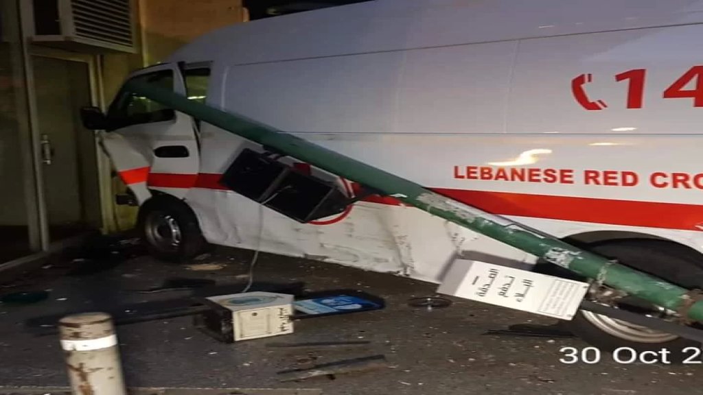 بالصور/ حادث سير مع سيارة تابعة للصليب الأحمر اللبناني أمام الجامعة الأميركية في بيروت فجر الأمس