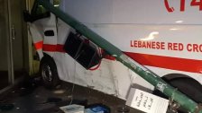 بالصور/ حادث سير مع سيارة تابعة للصليب الأحمر اللبناني أمام الجامعة الأميركية في بيروت فجر الأمس