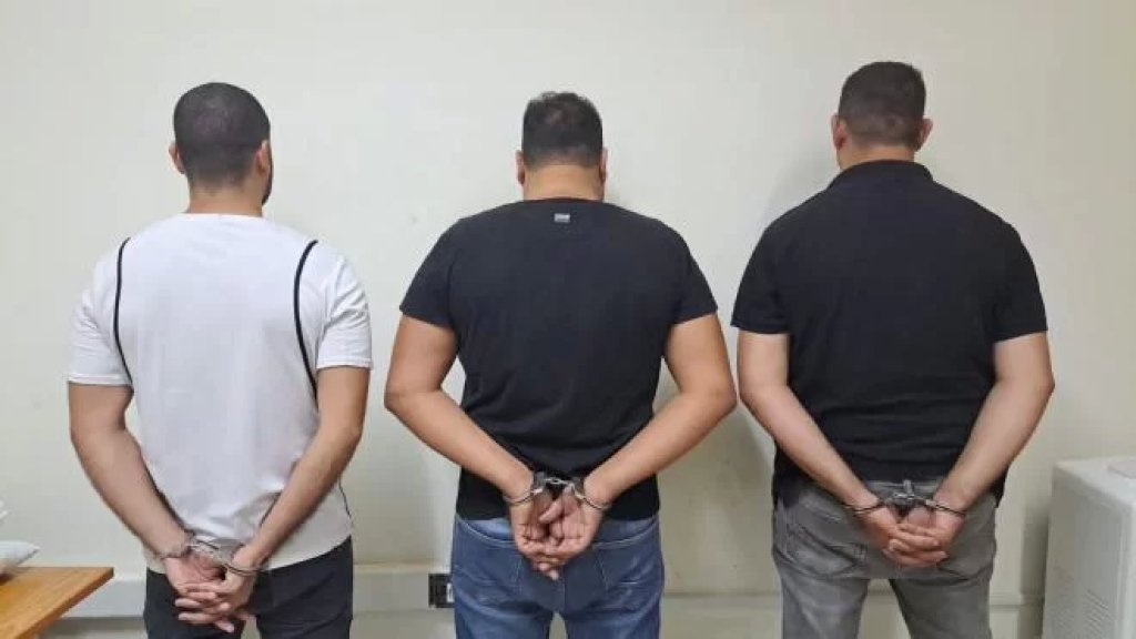 دخلوا أحد المنازل في ريفون وكبّلوا أصحابه بعد انتحالهم صفة أمنيّة ثمّ سرقوا مجوهرات وأموالًا