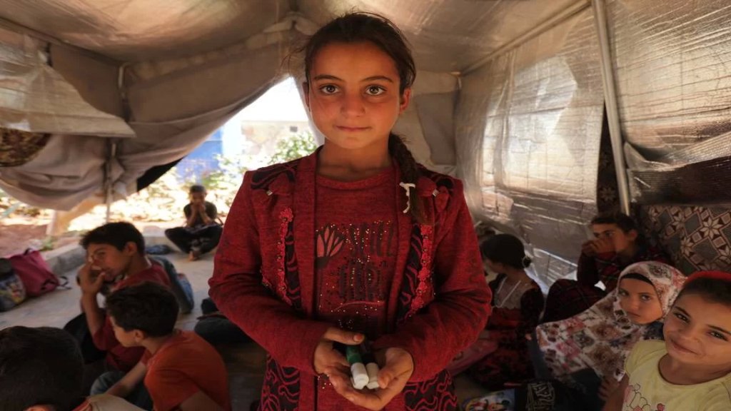 المعلّمة الصغيرة مريم.. طفلة سورية بعمر الـ10 سنوات أخذت على عاتقها تعليم أطفال المخيّم القراءة والكتابة بسبب عدم وجود مدرسة!