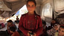 المعلّمة الصغيرة مريم.. طفلة سورية بعمر الـ10 سنوات أخذت على عاتقها تعليم أطفال المخيّم القراءة والكتابة بسبب عدم وجود مدرسة!