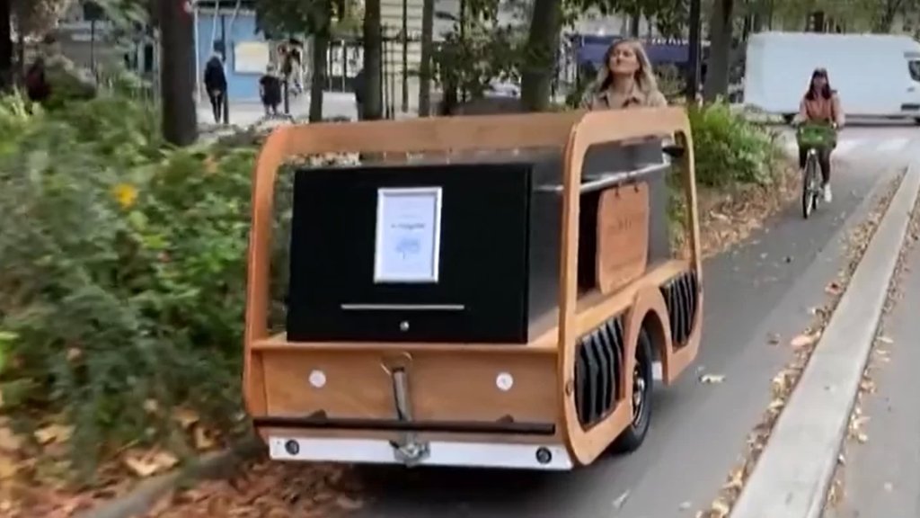 "جنازة بيئية".. فرنسية تحوّل درّاجتها الهوائية إلى عربة للموتى حيث تنقلهم بها في نعوشهم إلى مثواهم الأخير!