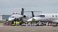 بالفيديو/ نشطاء بيئة يقتحمون مطارًا في أمستردام ويمنعون الطائرات من الإقلاع.. العشرات جلسوا أمام عجلاتها!