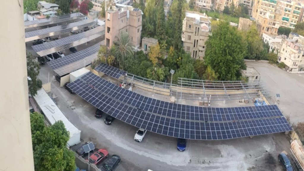 إدارة مستشفى حمود الجامعي في صيدا عمدت إلى تركيب نظام طاقة شمسية ضخم في مواقف السيارات