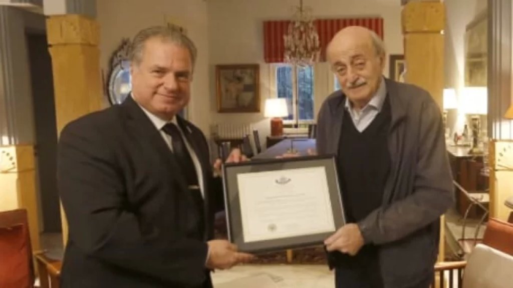 جنبلاط تسلم شهادة تقدير من &quot;المحفل الأكبر للبنائين&quot;: تقديراً لدوره &quot;كرجل دولة حقيقي&quot;