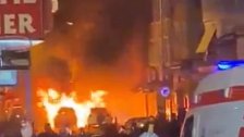 بالفيديو/ اندلاع حريق هائل في سيارات بأحد شوارع حي الفاتح بمدينة إسطنبول التركية
