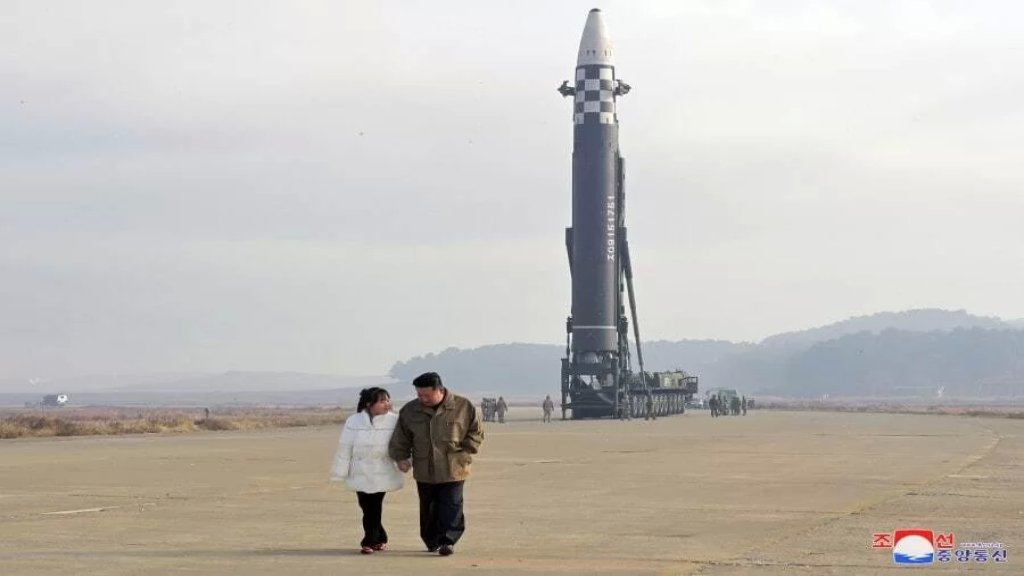 بالصور/ ظهور علني لإبنة زعيم كوريا الشمالية.. إلى جانب والدها خلال تجربة إطلاق صاروخ باليستي