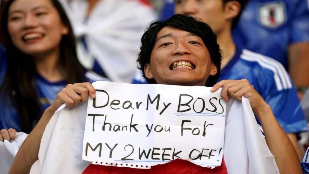 مشجع ياباني يرفع لافتة يشكر فيها مديره: &quot;مديري العزيز، شكرًا لك على منحي أسبوعين إجازة&quot;