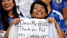مشجع ياباني يرفع لافتة يشكر فيها مديره: "مديري العزيز، شكرًا لك على منحي أسبوعين إجازة"