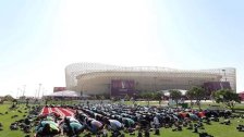 بالفيديو/ جماهير يؤدون صلاة الجمعة قبل بدء المباراة 