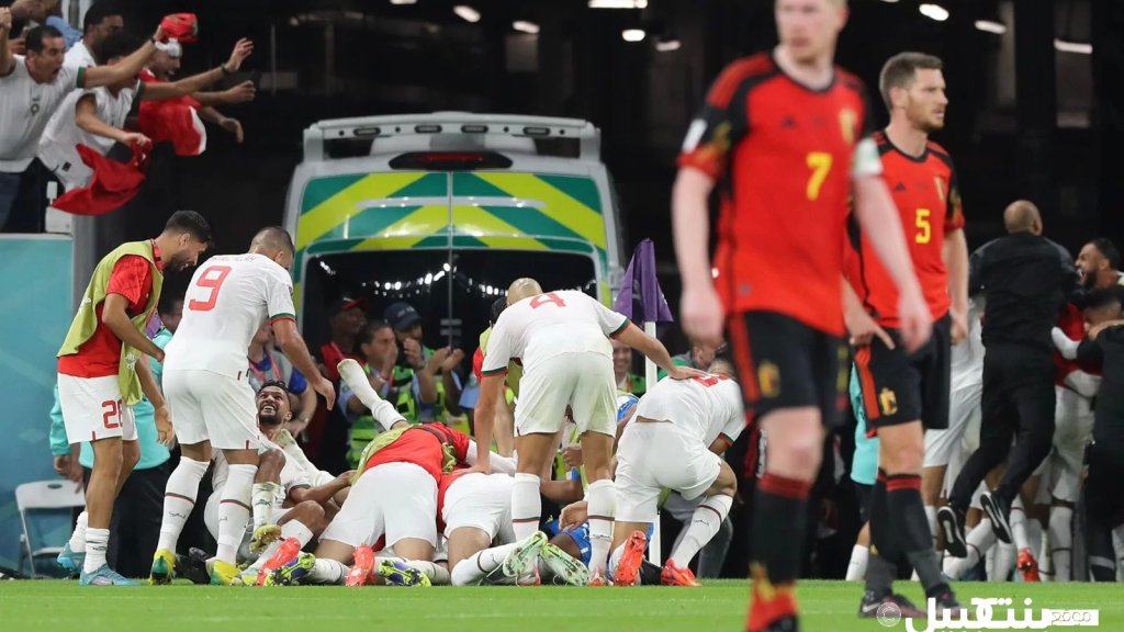 بالصور/ ابتهالات الفوز وسجدة شكر لله بعد هزيمة &quot;الشياطين الحمر&quot; على أيدي &quot;أسود الأطلس&quot;.. هكذا عبّر المغرب عن فرحته على أرض الملعب!