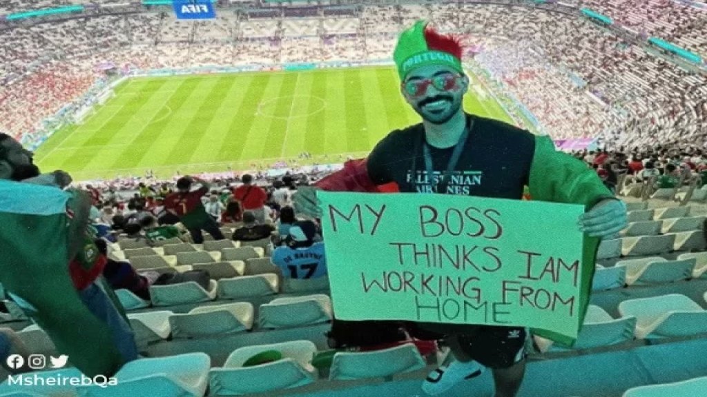  &quot;مديري يعتقد أنني أعمل من المنزل&quot;... لافتة رفعها أحد المشجعين خلال #كأس_العالم_قطر_2022 
