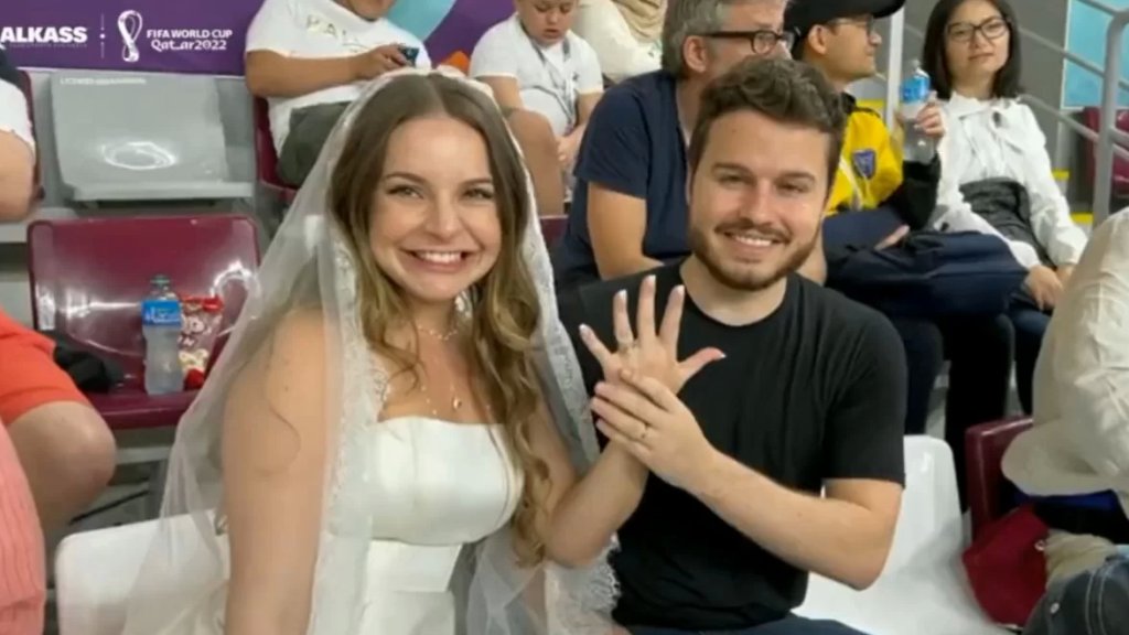 بالفيديو/ مشجعان يحتفلان بزفافهما خلال مواجهة السنغال والإكوادور في استاد خليفة الدولي