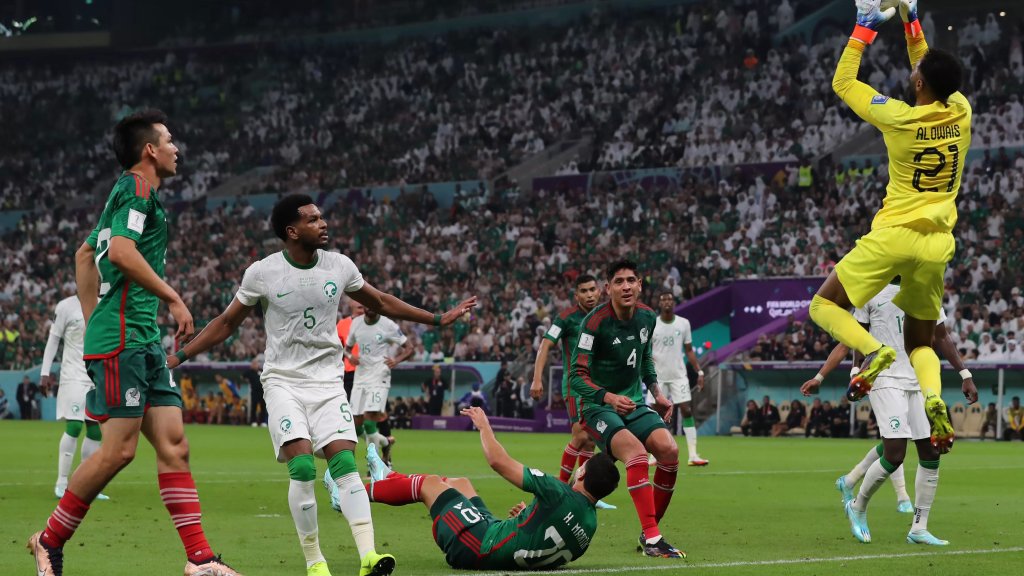 السعودية تودع كأس العالم بعد هزيمتها من المنتخب المكسيكي.. والأخير يرافقها إلى خارج المنافسة!
