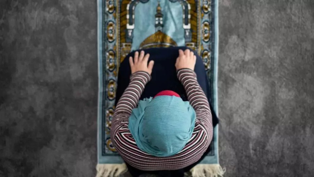 بالفيديو/ فصل معلمة في ولاية فلوريدا بعد سخريتها من طلاب مسلمين أثناء تأديتهم الصلاة!